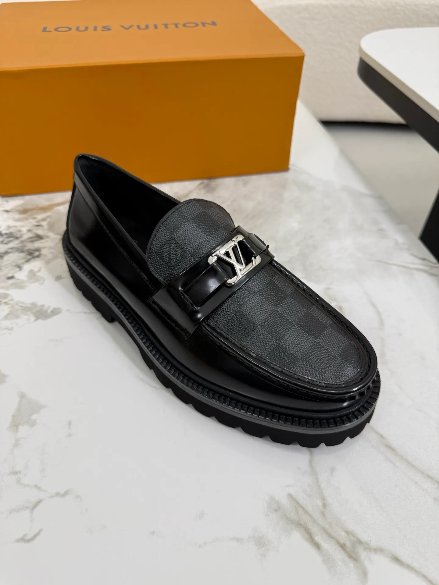 [L Family] Top P: 800💰 ▪️Size: 39-44 (38.45 custom-made) The top male god leather shoes Lv series are sold at the same time with original factory configuration, original cowhide fabric imported from Italy, soft and comfortable, imported water-dyed cow lining, soles: original ultra-light French foam outsole super comfortable, original factory with single goods 🔍🔍high quality, can be entered and exited at will, welcome to compare and synchronize.